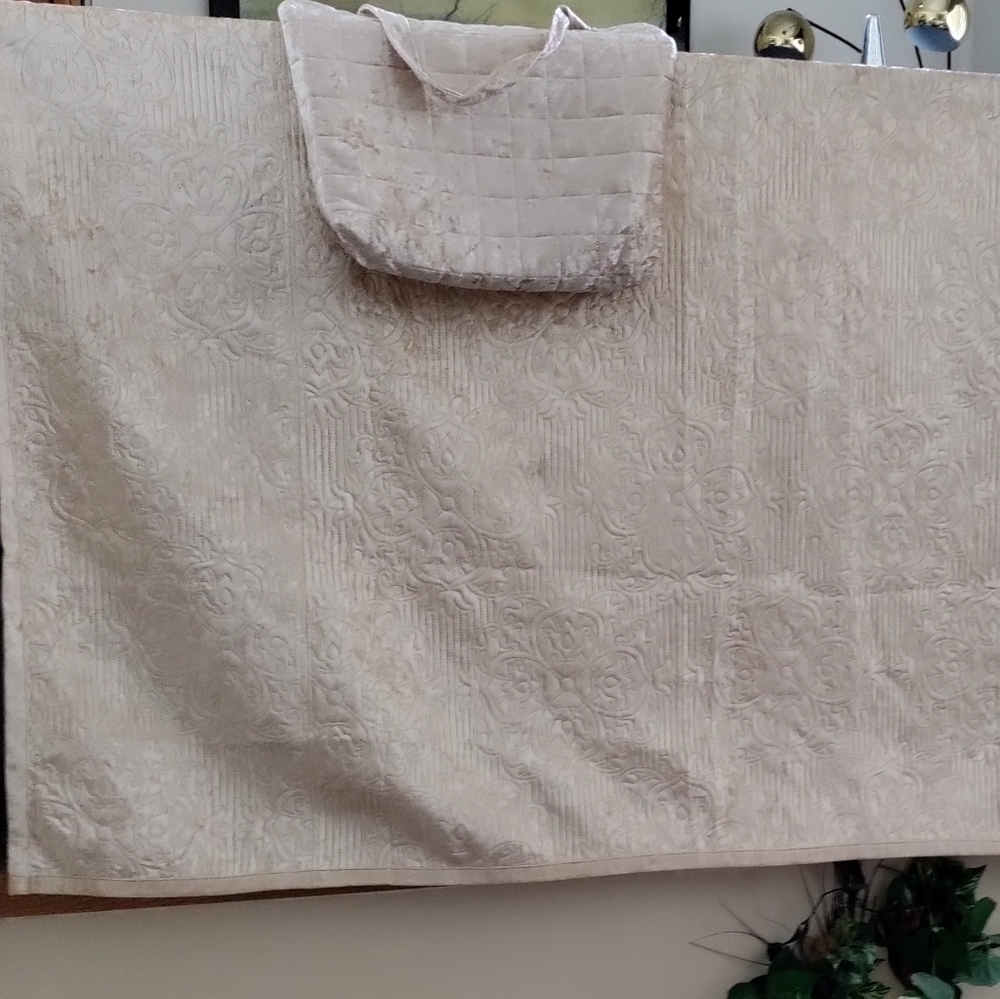 Throw with tote bag